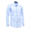 Однотонная приталенная рубашка голубого цвета с длинными рукавами